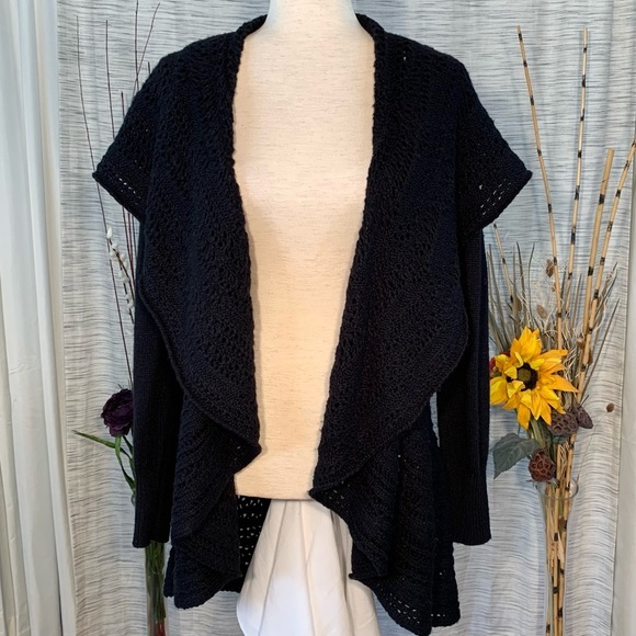 Cache black knit and crocheted cardigan with shawl. - Picture 2 of 16